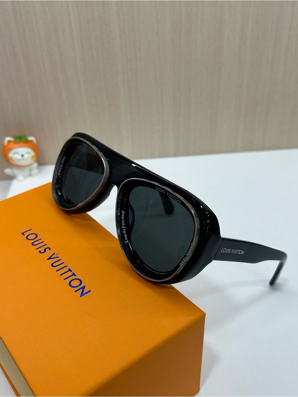 Louis Vuitton Black Men’s Round-Edge Sunglasses